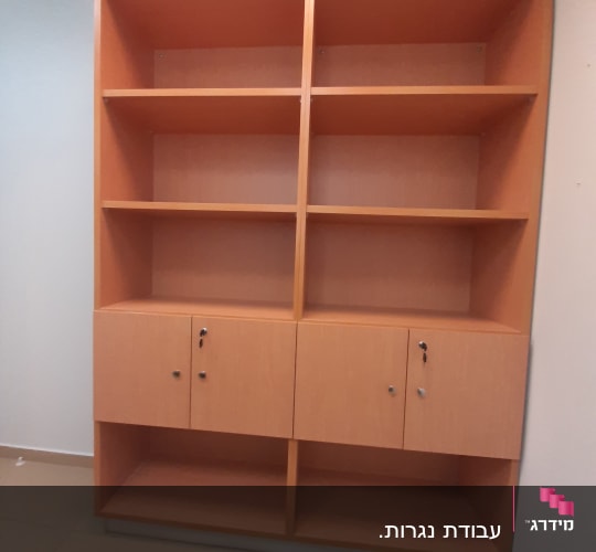 ארון עץ עם מדפים ודלתות נעולות